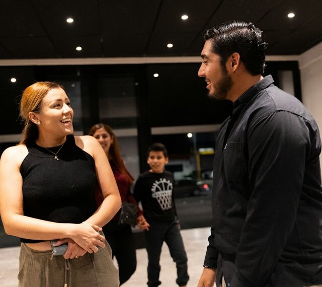 Programas de intercambio para adultos: grupo de personas conversando entre sí