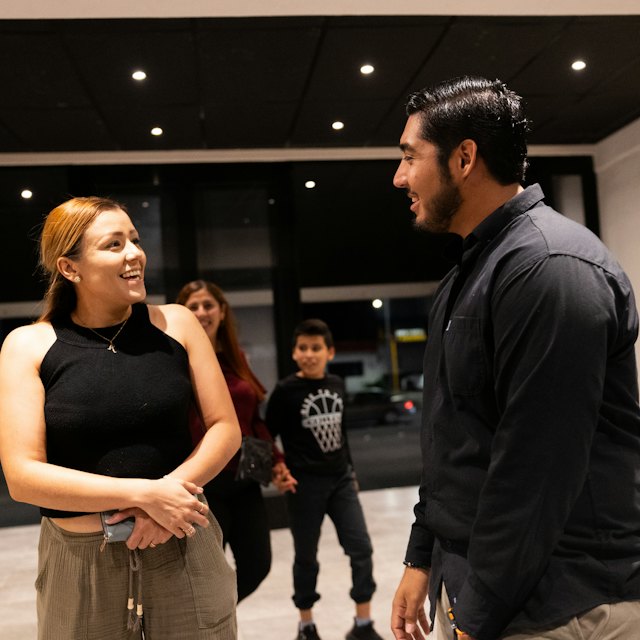 Programas de intercambio para adultos: grupo de personas conversando entre sí