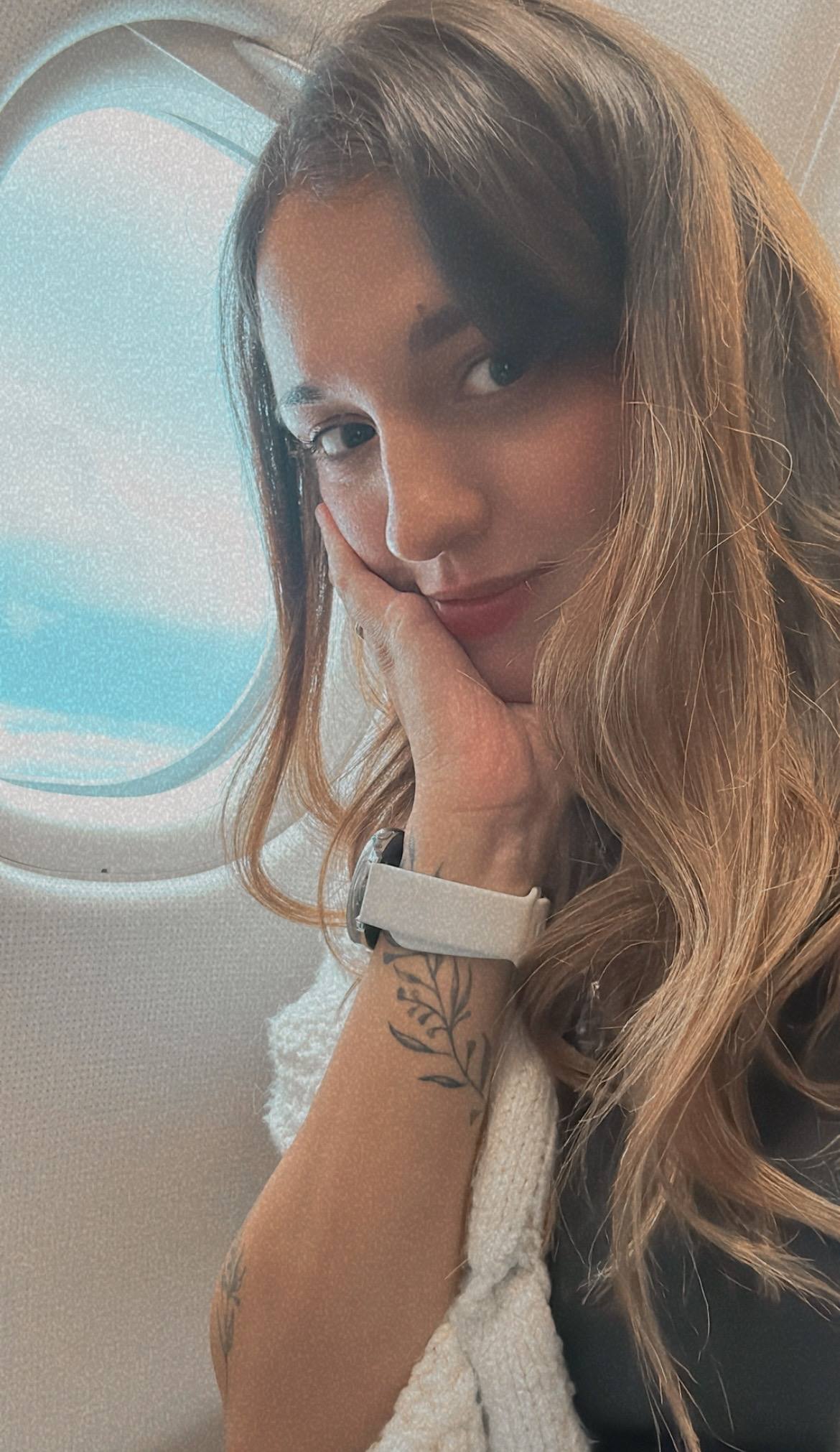 Vero mirando por la ventanilla del avión rumbo a Barcelona