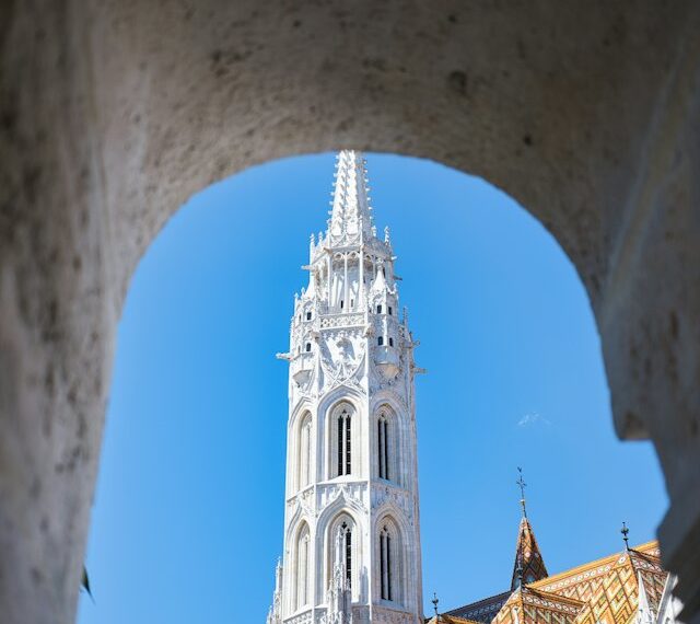 Viajar a europa barato: aguja de la iglesia de Matías en Budapest vista desde un arco de piedra