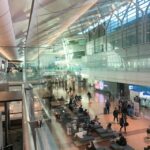 Visas para australia: viajeros esperando y caminando en la terminal de un aeropuerto