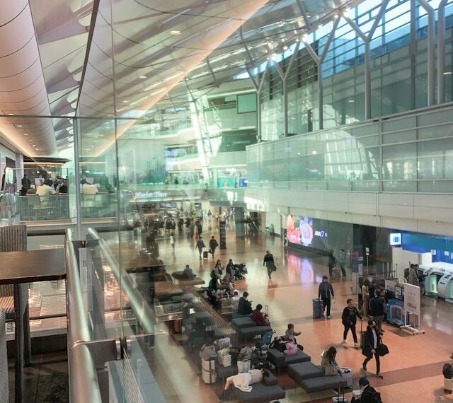 Visas para australia: viajeros esperando y caminando en la terminal de un aeropuerto