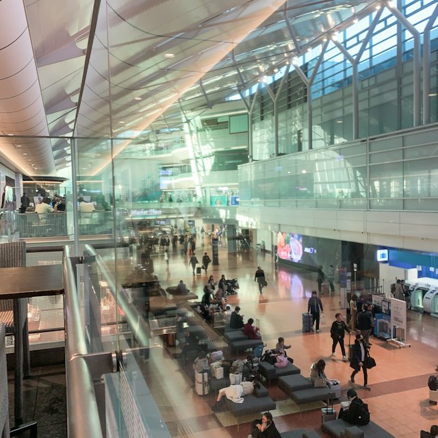 Visas para australia: viajeros esperando y caminando en la terminal de un aeropuerto
