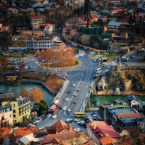 Vivir un mes en el extranjero barato: vista aérea de Tiflis, Georgia, con el puente Metekhi
