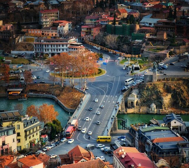 Vivir un mes en el extranjero barato: vista aérea de Tiflis, Georgia, con el puente Metekhi