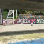 Vivir un mes en medellin: mural de graffiti de colores en una calle de Medellín