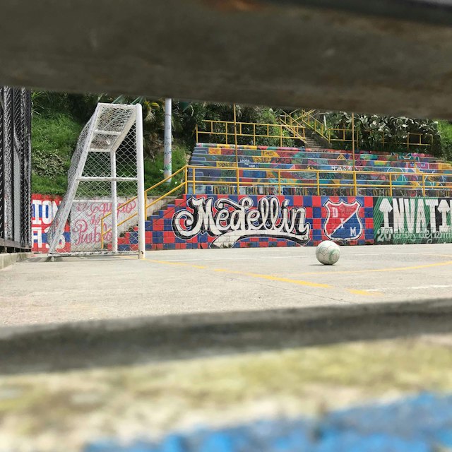 Vivir un mes en medellin: mural de graffiti de colores en una calle de Medellín