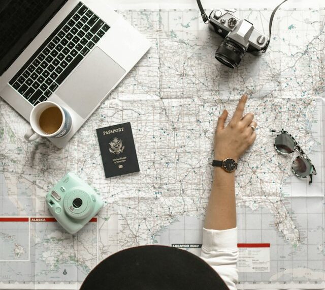 Working holiday después de los 30: persona señalando un mapa para planear un viaje