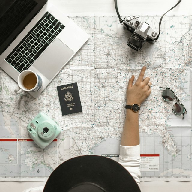 Working holiday después de los 30: persona señalando un mapa para planear un viaje