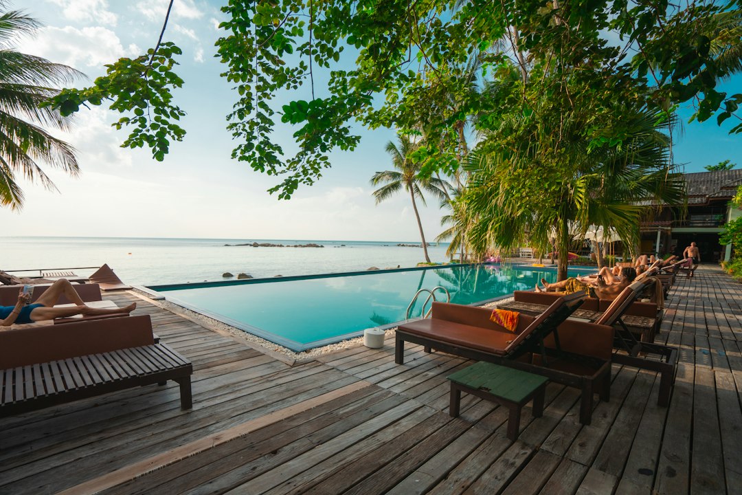 Terraza de madera de un alojamiento pequeño junto al agua en Tailandia, como los que ofrecen cama a cambio de horas de trabajo