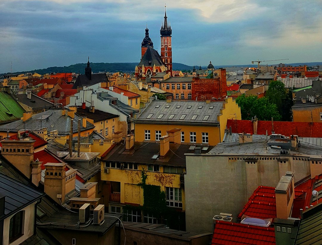 Edificios de colores en el casco antiguo de Cracovia, Polonia