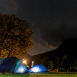 Dónde pernoctar en motorhome: campamento de noche bajo las estrellas