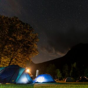 Dónde pernoctar en motorhome: campamento de noche bajo las estrellas