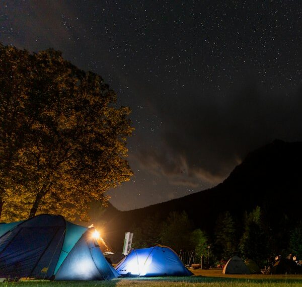 Dónde pernoctar en motorhome: campamento de noche bajo las estrellas