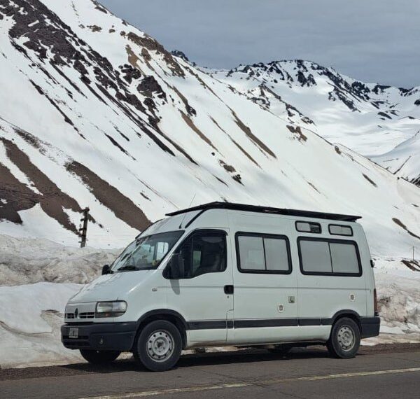 furgón para motorhome: Renault Master blanca camperizada en una ruta de cordillera nevada