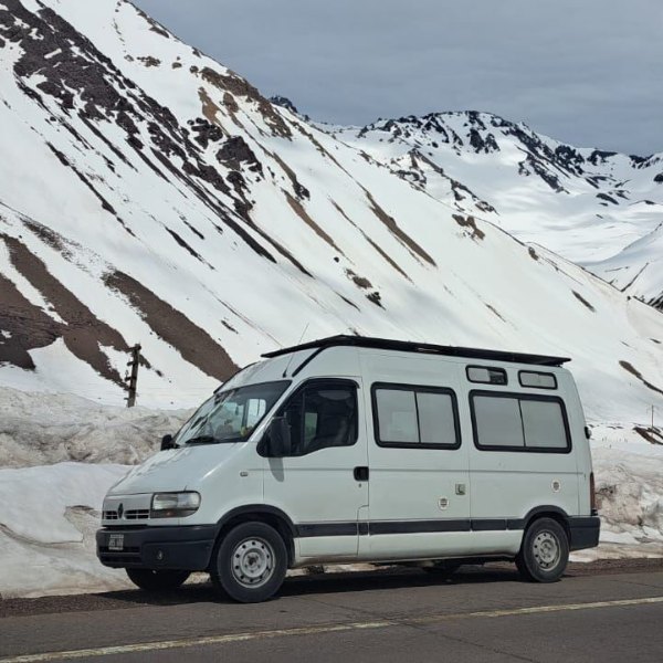furgón para motorhome: Renault Master blanca camperizada en una ruta de cordillera nevada