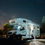 Motorhome o casa rodante estacionado en ruta